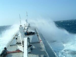 http://www.balitapinoy.net/images/cargo_ship_bad_weather_300.jpg