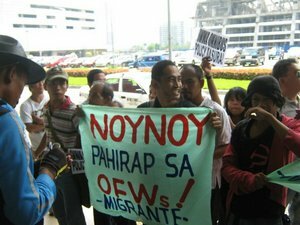 http://www.balitapinoy.net/images/ofw_noynoy_protest.jpg