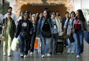 http://www.balitapinoy.net/images/ofw_workers_airport.jpg